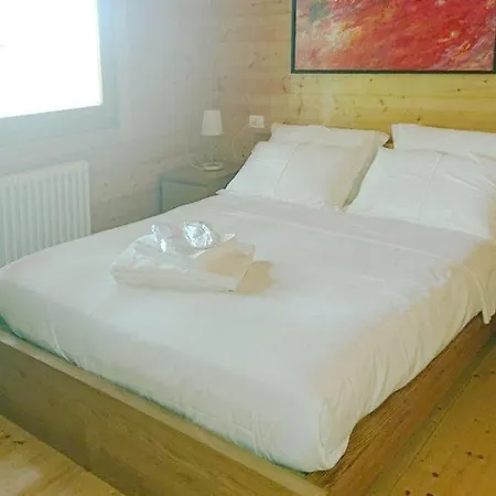 Charming With Private Pool Jacuzzi And Garden In בקתה